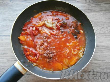 Влить горячий бульон (или воду), всыпать паприку кусочками, сахар и черный молотый перец, посолить, перемешать, протушить соус 3-5 минут на небольшом огне.
