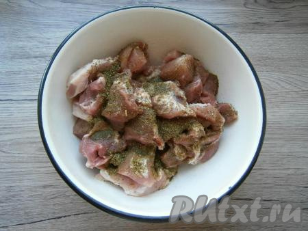 Свинину нарезать кусочками среднего размера, посыпать солью и специями, перемешать.