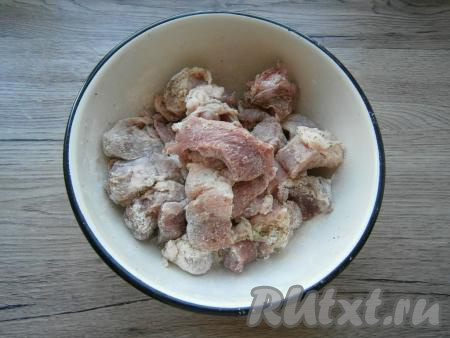 Посыпать мясо мукой и вновь перемешать, чтобы каждый кусочек был запанирован в муке.