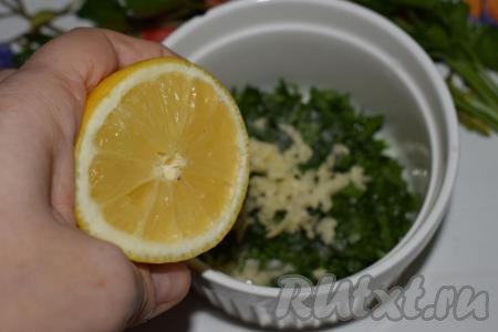 Нарезанную петрушку выкладываем в глубокую миску, добавляем к ней растительное масло, пропущенный через пресс чеснок, сок лимона, соус терияки и соевый соус, если нужно, солим и перчим по вкусу.