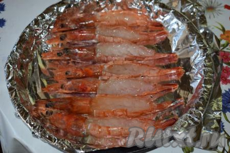 Лангустины выкладываем в форму, в которой они будут запекаться (я форму для запекания предварительно застелила фольгой).