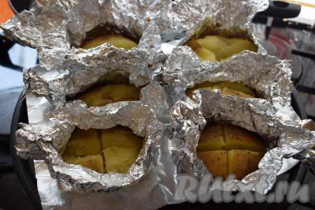 Достаем запеченную картошку из духовки, разворачиваем фольгу, открывая картошку, ставим ее обратно в духовку, для того чтобы картофель подрумянился.