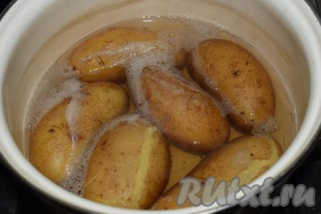 Когда картофель станет мягким (готовый картофель будет легко прокалываться ножом или вилкой), выключаем огонь и сливаем воду, в которой варилась картошка.