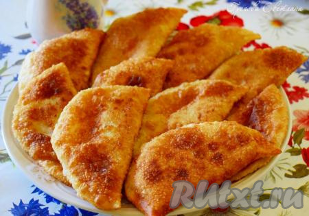 Готовые чебуреки вынимаем из масла и подаем горячими к столу. Вкуснейшие, сочные, хрустящие чебуреки на заварном тесте готовы. Уверена, все попробовавшие ваш кулинарный шедевр будут восторженно вас благодарить!