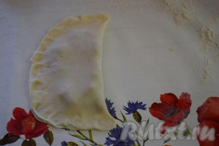 Накрываем фарш второй половиной теста и плотно прижимаем край пальцами.