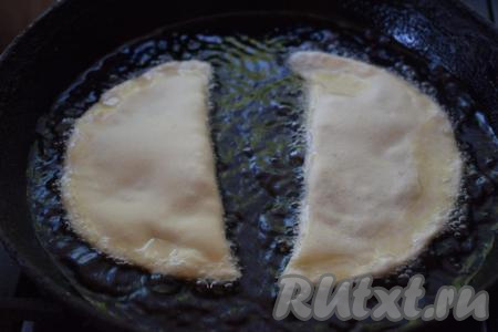 В сковороду наливаем столько растительного масла, чтобы оно покрывало дно не менее, чем на 2 см. Разогреваем сковороду с маслом и в раскаленное масло кладем чебуреки (по 2 штуки за раз, не более).