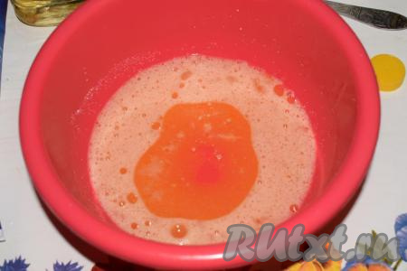 Размешиваем яйца с сахаром и солью и добавляем растительное масло.