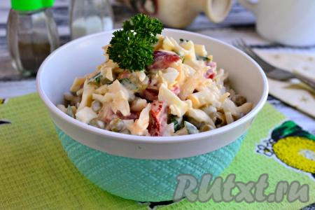 Салат из капусты с горошком и яйцами