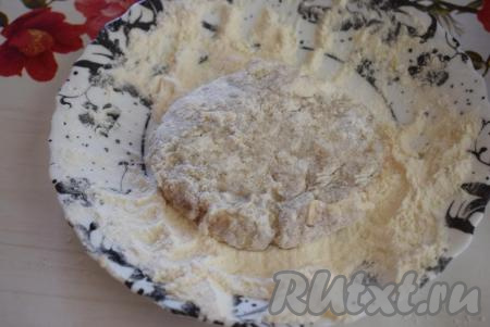И затем снова обваливаем отбивную в муке. 
