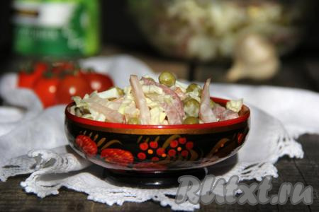 Непосредственно перед подачей заправить салат майонезом. Вот такой аппетитный, вкусный и нежный салат с пекинской капустой и мясом получился.