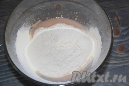 В тёплую воду всыпать дрожжи, хорошо перемешать, затем добавить 1 столовую ложку сахара и 200 грамм муки.