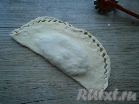 Сформировать чебуреки, тщательно залепив края, можно использовать специальный нож для фигурной обрезки.