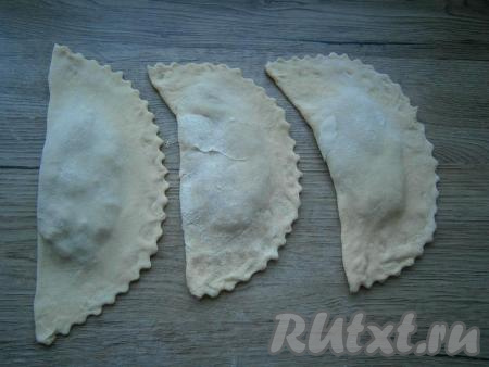 Сразу же нужно разогреть сковороду с достаточным количеством растительного масла. Лепить много чебуреков не нужно, жидкая начинка может размочить тесто. Я обычно делаю по 2-3 чебурека, а пока они жарятся, я леплю следующие 2-3 чебурека. 