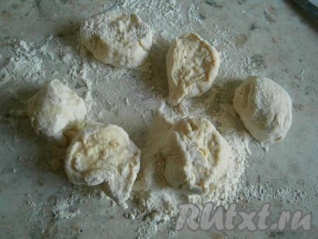 Тесто обмять и разделить на небольшие (по 40-50 грамм) части.