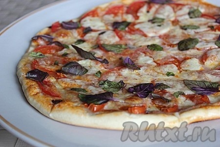 Рецепт пиццы с моцареллой и помидорами