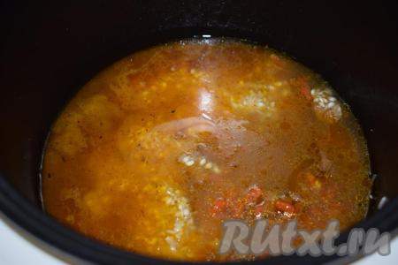 Доливаем столько  воды, чтобы она была выше риса на 1 см и подсаливаем ее, если нужно (если у вас осталось достаточно жидкости от тушения овощей, то, возможно, вам не придется доливать воду).