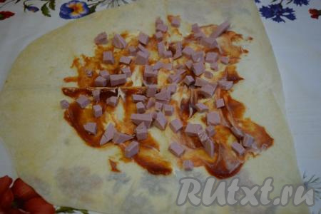 Выкладываем колбасу на смазанный участок лаваша.