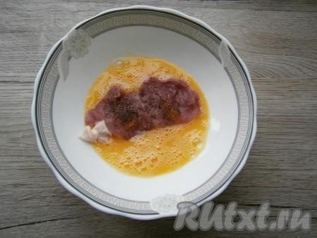 Далее разогреть сковороду с растительным маслом. Яйцо немного взбить вилкой. Каждый стейк из свинины обмакнуть с двух сторон вначале в яйцо.