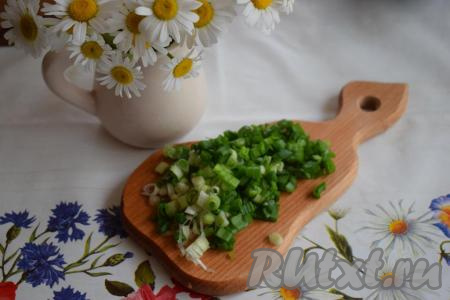Зеленый лук режем на тоненькие колечки.
