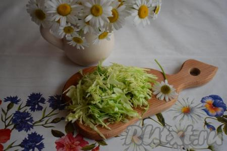 Капусту шинкуем тонко.