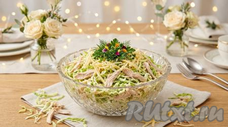 Вкусный, сочный салат, приготовленный с капустой, курицей и сыром, выложить в салатник, украсить и подать к столу.