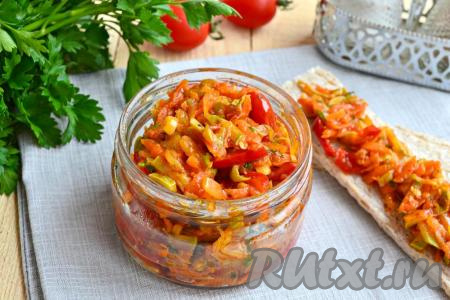 Кабачки с овощами на сковороде