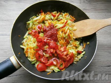 Добавить томатную пасту, нарезанные кусочками помидоры, посолить, поперчить, всыпать сахар,  перемешать и обжаривать на небольшом огне, периодически перемешивая, минут 5-7.