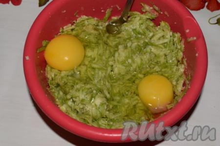 К получившейся массе добавляем молотый чёрный перец и яйца, перемешиваем массу до однородности.