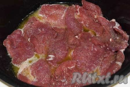 Когда мультиварка начнет обратный отсчет, приступаем к приготовлению. В разогретое масло опускаем кусочки мяса, желательно в один слой.