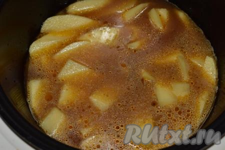 Заливаем все ингредиенты кипяченой водой так, чтобы вода покрывала картофель полностью. Солим по вкусу, закрываем крышку мультиварки.