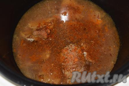 Наливаем воды столько, чтобы покрыть мясо. Доводим до кипения, тушим говядину с луком на режиме "Жарка" около 10 минут.
