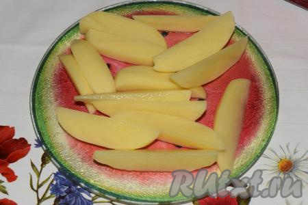 Очищаем картофель и нарезаем его на довольно крупные дольки.