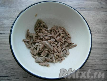 Нарезать сердечки соломкой.