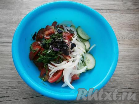 Добавить нарезанный тонкими полукольцами репчатый лук, измельченную зелень укропа и базилика.