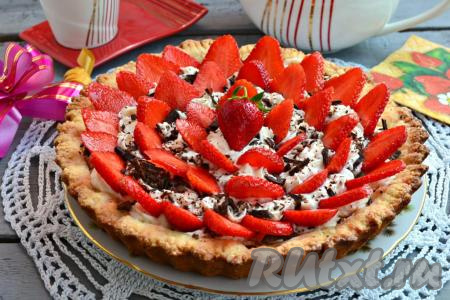 Песочный пирог с клубникой и творогом