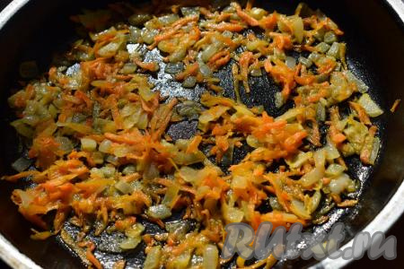 Разогреваем сковороду и наливаем на нее растительное масло. В масло кладем измельченные морковку и лук, обжариваем их на медленном огне, помешивая, до прозрачности.