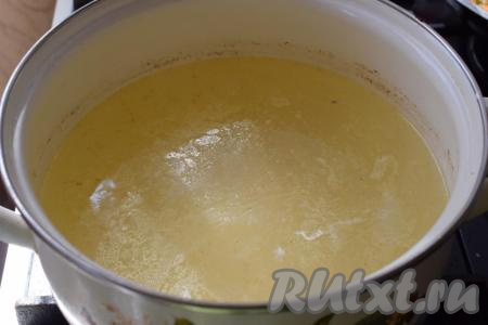 Из готового бульона убираем куриное мясо, морковку и лук (вареные овощи нам больше не понадобятся, они отдали бульону весь свой вкус и аромат). Куриное мясо смазываем чесночной солью или пропущенным через пресс чесноком и в дальнейшем подаем курицу к уже готовому супу.
