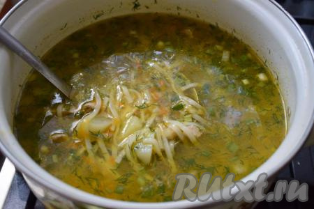 В готовый суп добавляем молотый перец по вкусу и измельченную зелень, снимаем с огня.