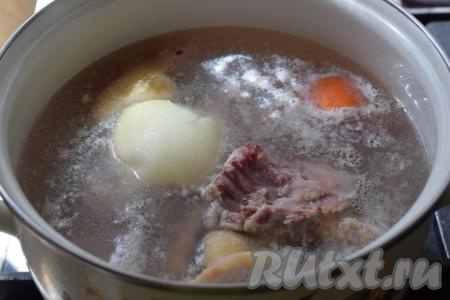 В кастрюлю кладем кусочки курицы, одну целую луковицу и одну целую морковь (овощи предварительно нужно очистить). Заливаем холодной водой и ставим на огонь. Доводим до кипения и снимаем образовавшуюся пену. Варим курицу с овощами до готовности, примерно, 40 минут, на медленном огне.