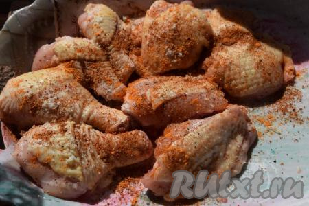 Кусочки курицы солим, перчим, добавляем специи. Хорошо втираем руками специи в мясо. Оставляем курицу просолиться и пропитаться специями на 20 минут.