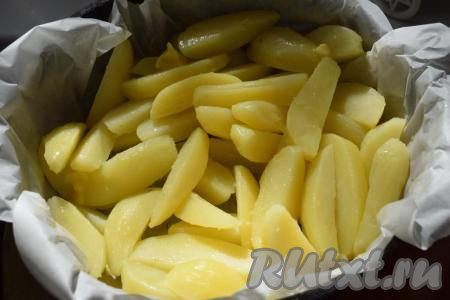 На пергамент выкладываем картофель, смазываем его 1 столовой ложкой размягченного сливочного масла, посыпаем молотым перцем.