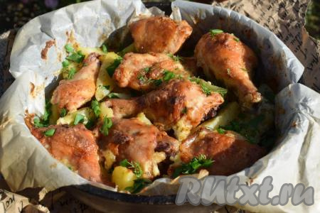 Запекаем кусочки курицы с картошкой при температуре 180 градусов, примерно, 1 час (ориентируйтесь по своей духовке). Мясо будет готово, когда на курочке образуется румяная, аппетитная корочка, а картофель станет мягким, пропитанным специями и соками.
