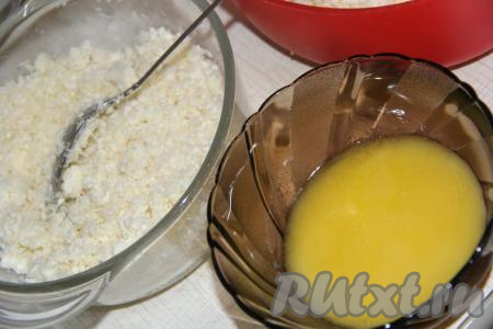 Добавить в творожную массу кокосовую стружку и хорошо перемешать. Если нет стружки, то можете ее не добавлять, будет тоже вкусно. Сливочное масло растопить, остудить, добавить в творожную массу, перемешать и начинка для булочек-розочек готова.