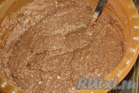 Тщательно перемешать массу. Добавить масло и ещё раз перемешать, тесто получится не очень густым.