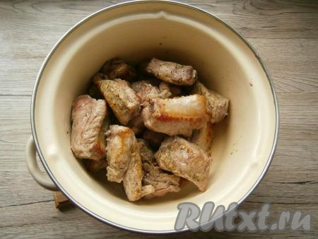 На сковороде нагреть 2-3 столовые ложки растительного масла, выложить свиные ребрышки, влить соевый соус, посыпать специями и обжарить на довольно сильном огне до румяности с двух сторон. Переложить обжаренные ребрышки в кастрюлю.
