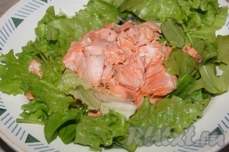 На салат выложить кусочки вареного лосося.