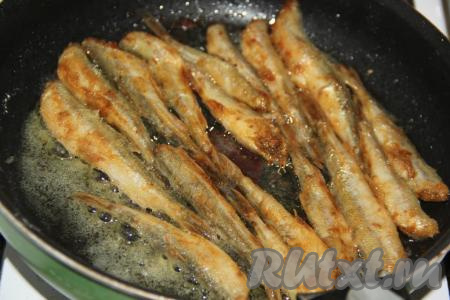 Корюшка жарится на среднем огне очень быстро, как только одна сторона покроется золотистой корочкой, нужно перевернуть рыбу и обжарить её с другой стороны.