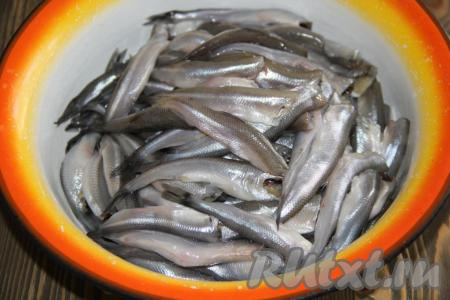 Корюшку промыть под проточной водой, мелкую рыбку можно не чистить и жарить с головами. Я удалила головы и внутренности рыбки. 