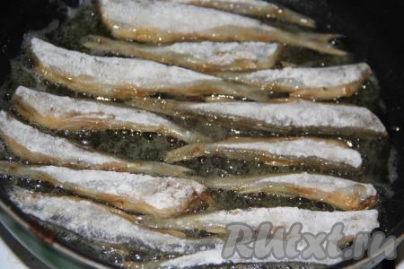 В сковороду влить масло и хорошо разогреть. Выложить корюшку в сковороду.