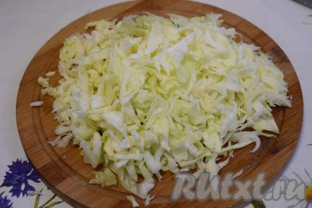 Капусту нашинкуем тонко (если у вас молодая нежнейшая, хрустящая капуста, то с ней салат будет еще вкуснее).